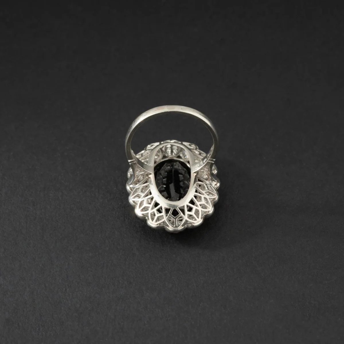 Bague marguerite en platine, saphir et diamants. - Image 4