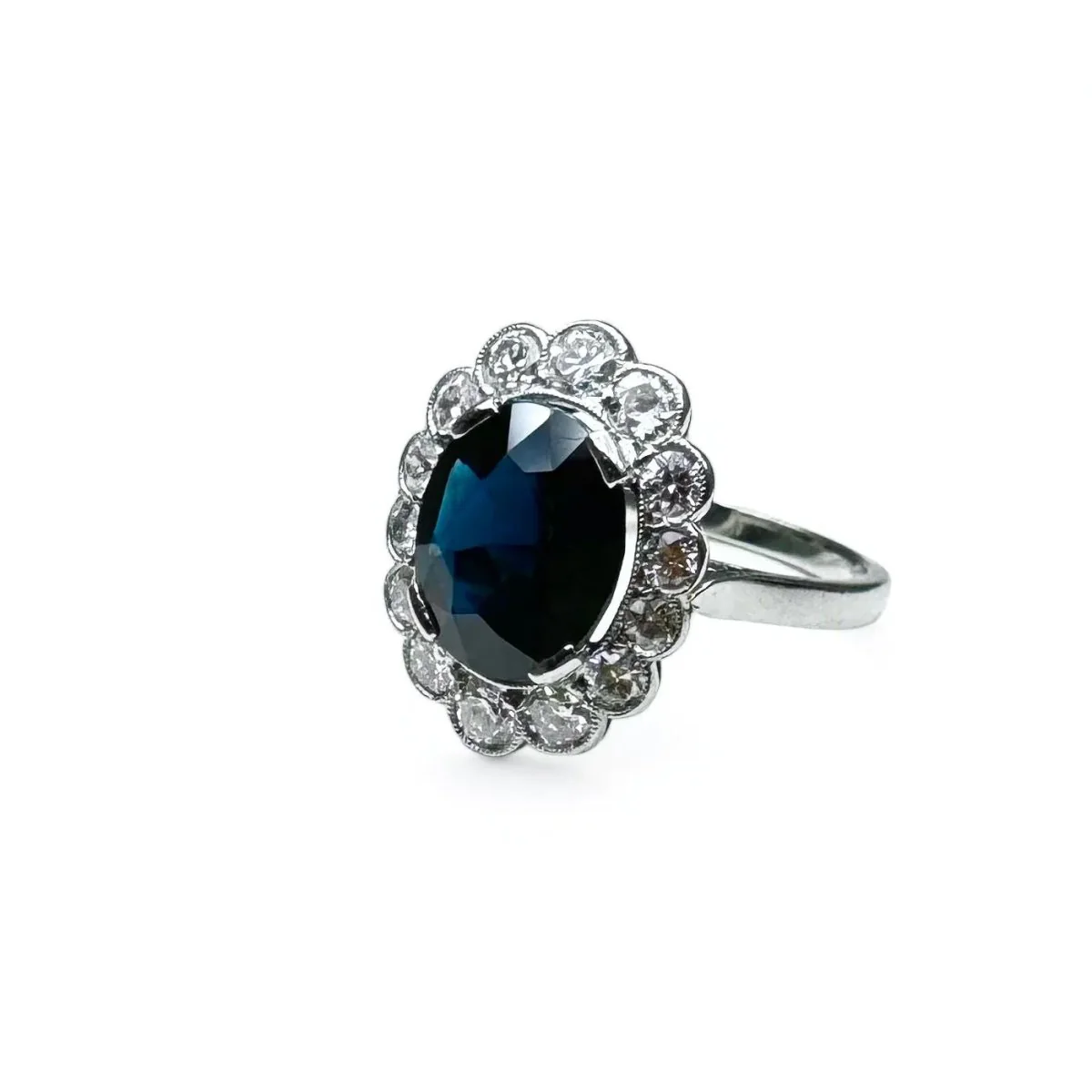 Bague marguerite en platine centrée d’un saphir entouré de diamants. - Image 2