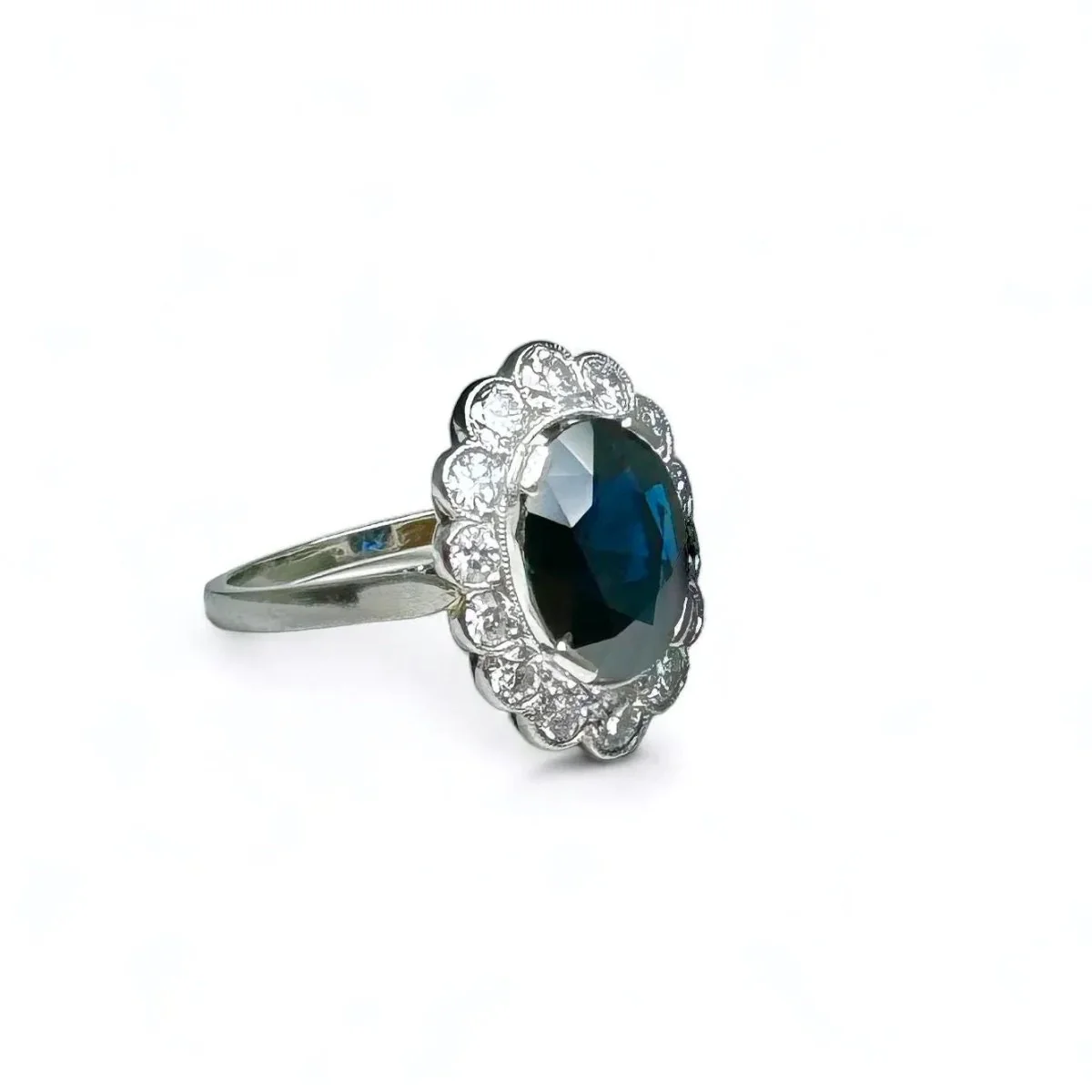 Bague marguerite en platine centrée d’un saphir entouré de diamants. - Image 3