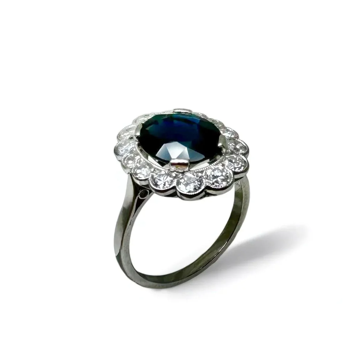 Bague marguerite en platine centrée d’un saphir entouré de diamants. - Image 4