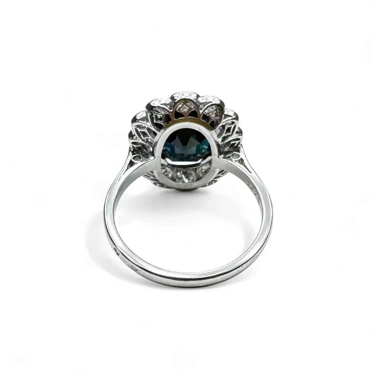 Bague marguerite en platine centrée d’un saphir entouré de diamants. - Image 5
