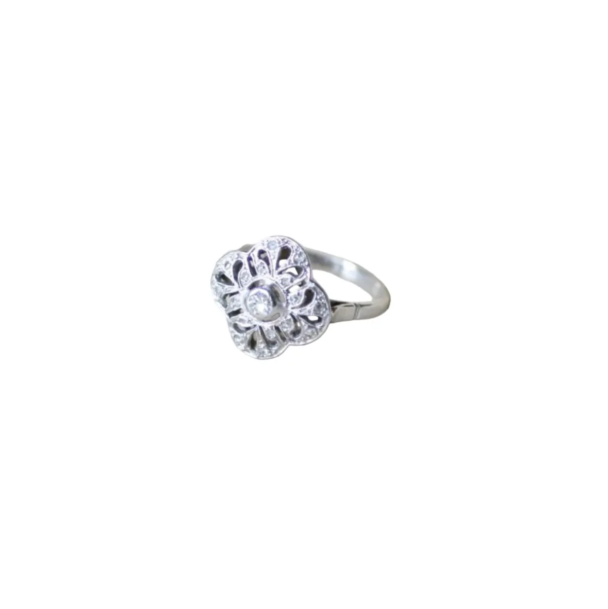 Bague Marguerite en or blanc, platine, et diamants - Image 4