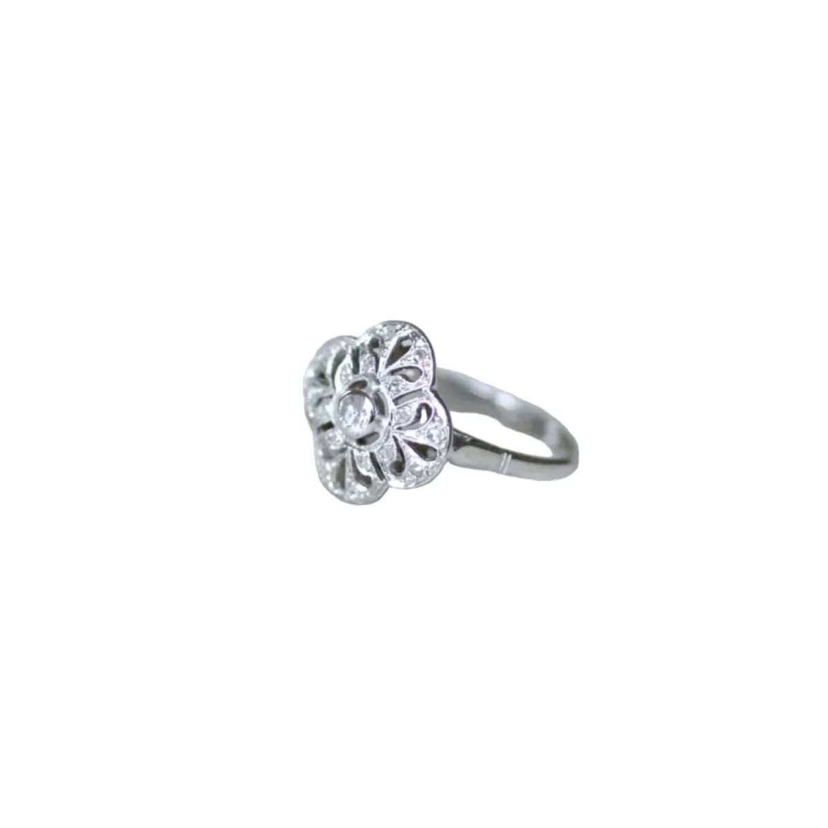 Bague Marguerite en or blanc, platine, et diamants - Image 5