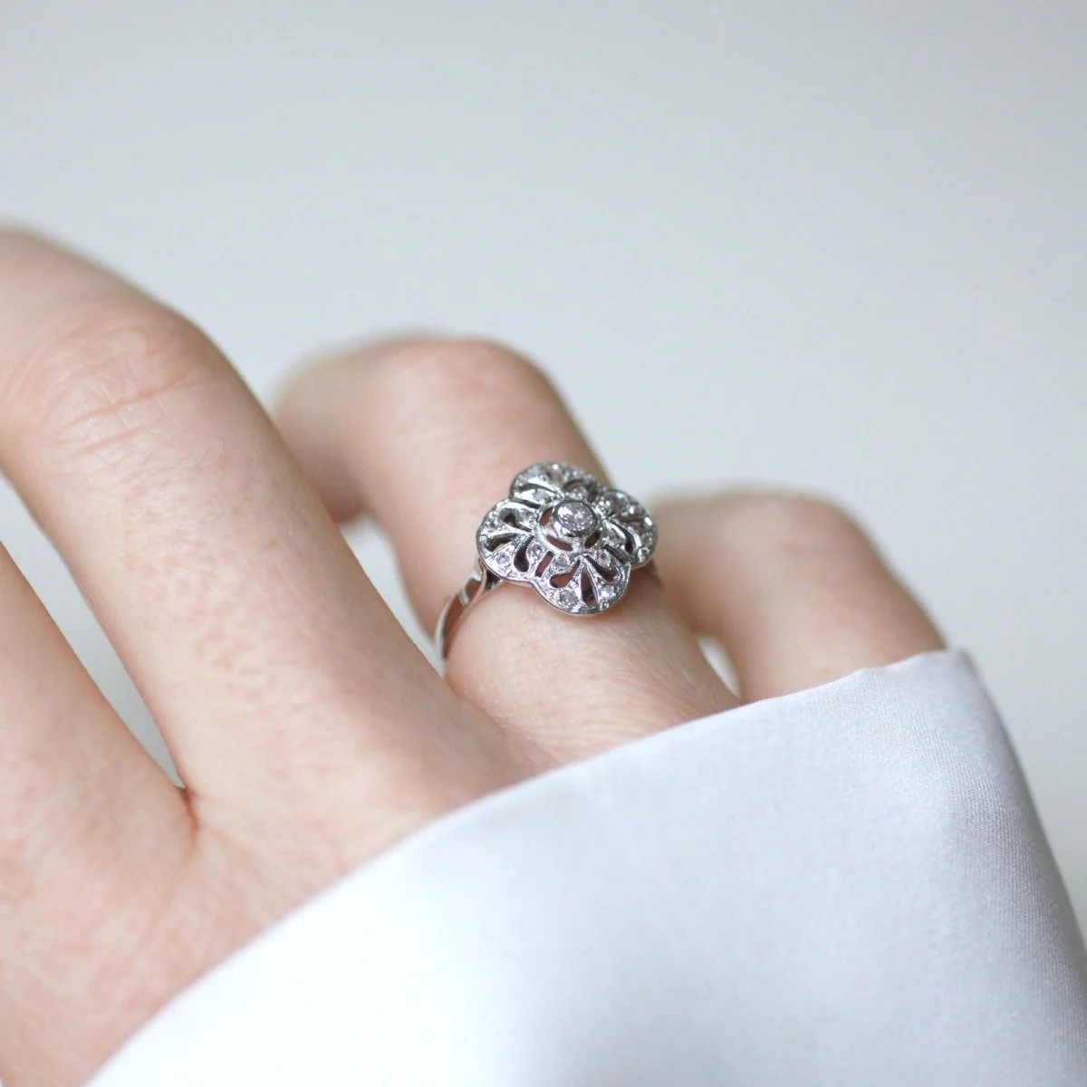 Bague Marguerite en or blanc, platine, et diamants - Image 8