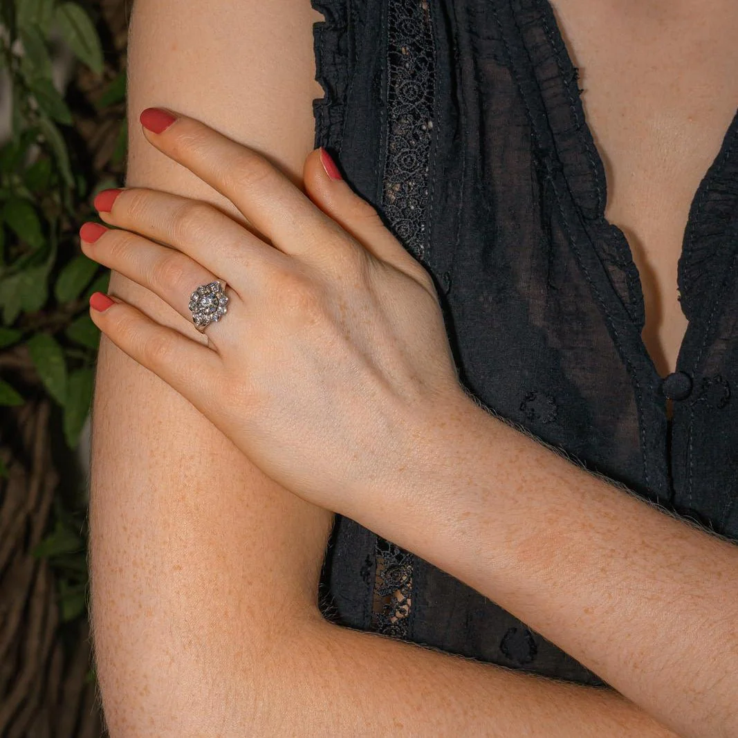 Bague Marguerite en or blanc, platine et diamants - Image 2
