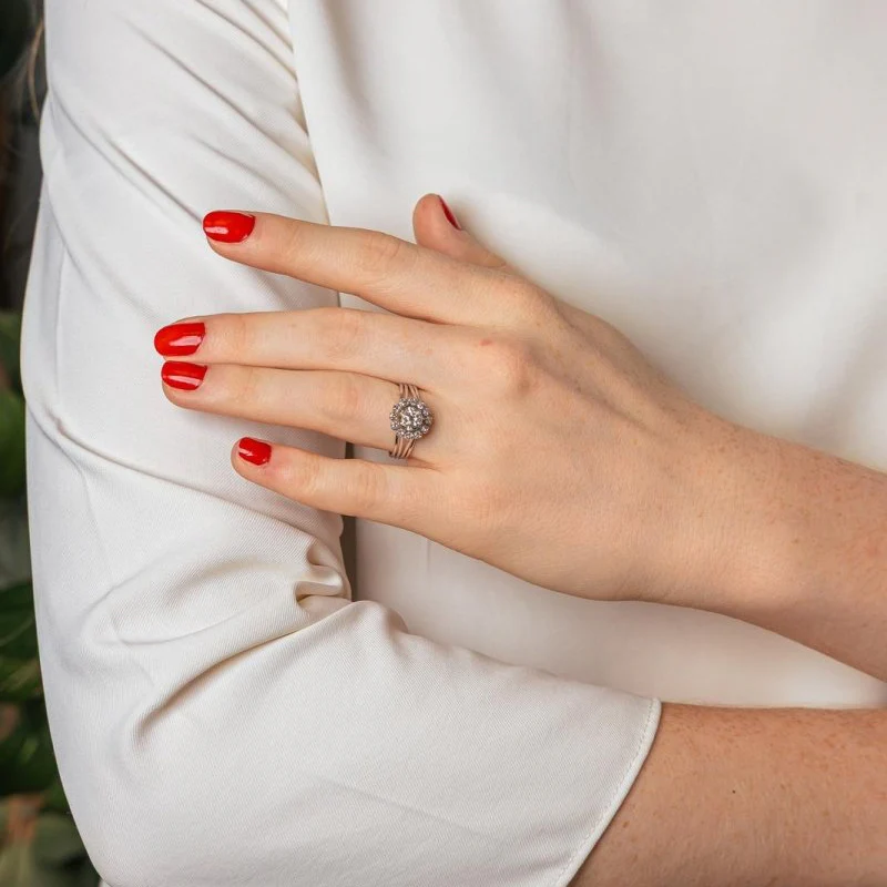 Bague Marguerite en or blanc, platine et diamants - Image 2