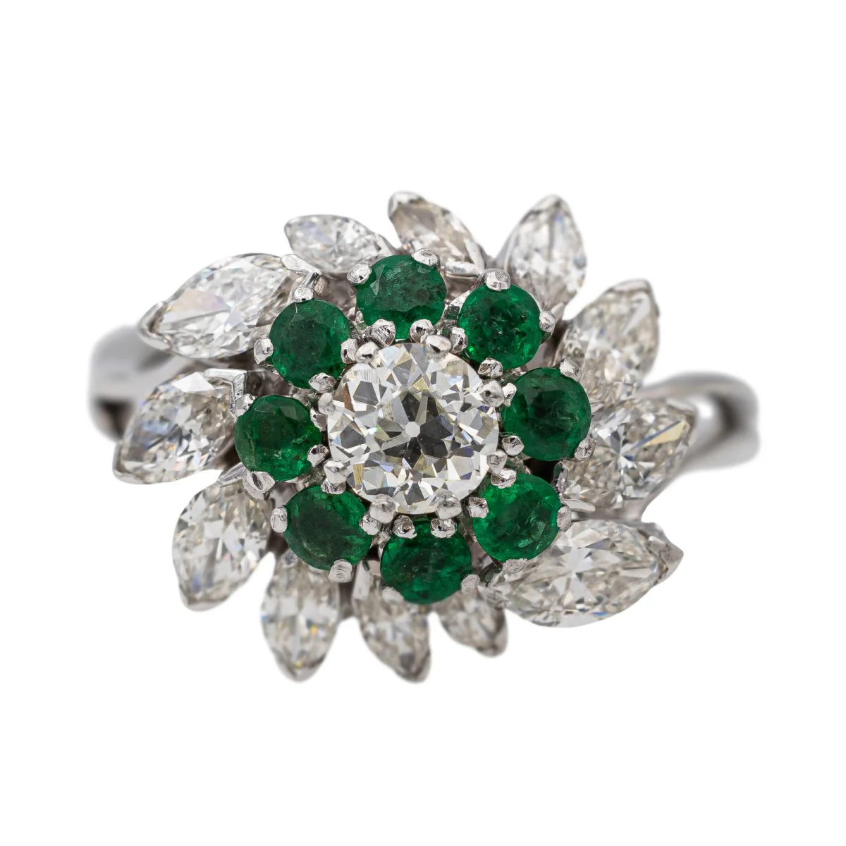 Bague Marguerite en or blanc, platine, émeraudes et diamants