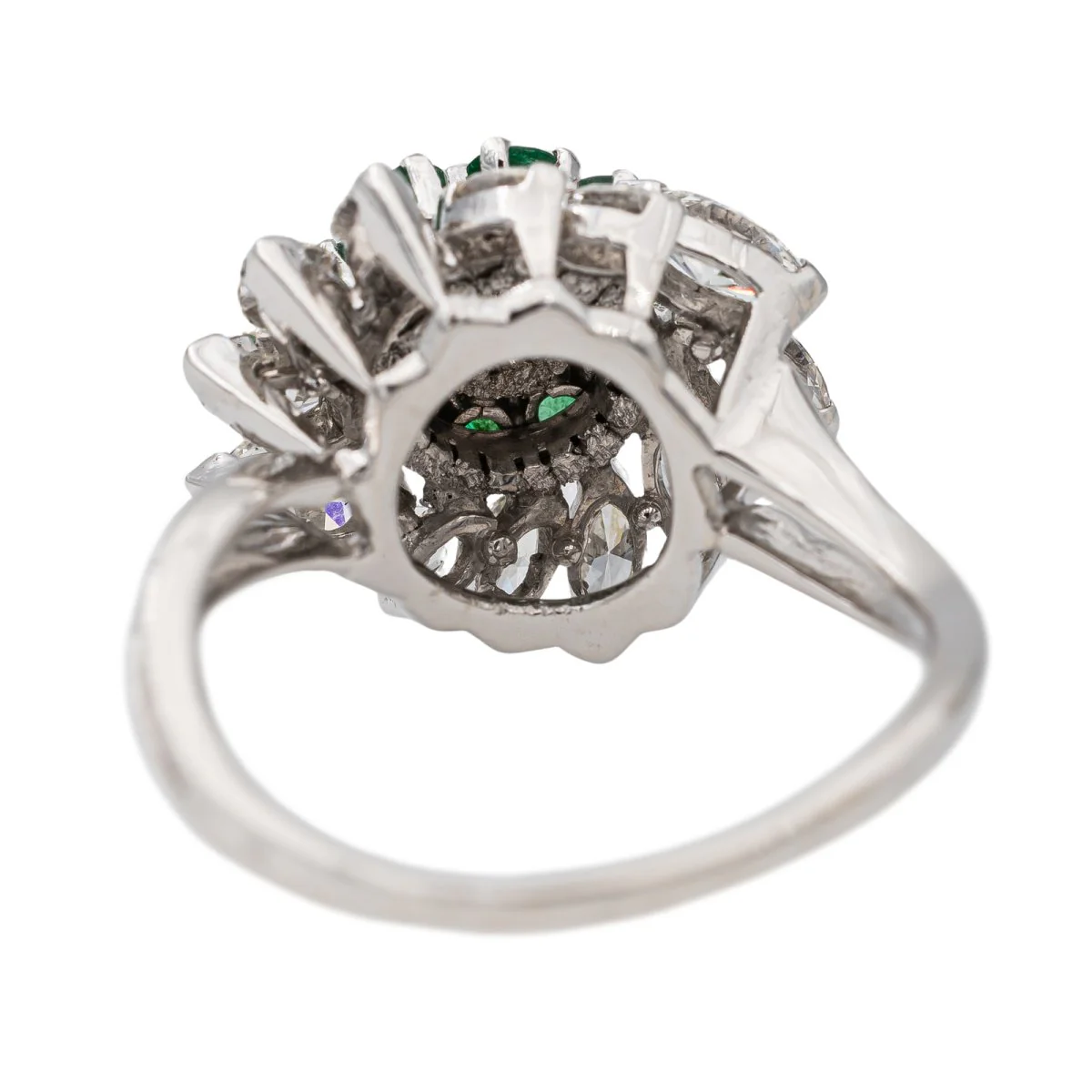 Bague Marguerite en or blanc, platine, émeraudes et diamants - Image 4