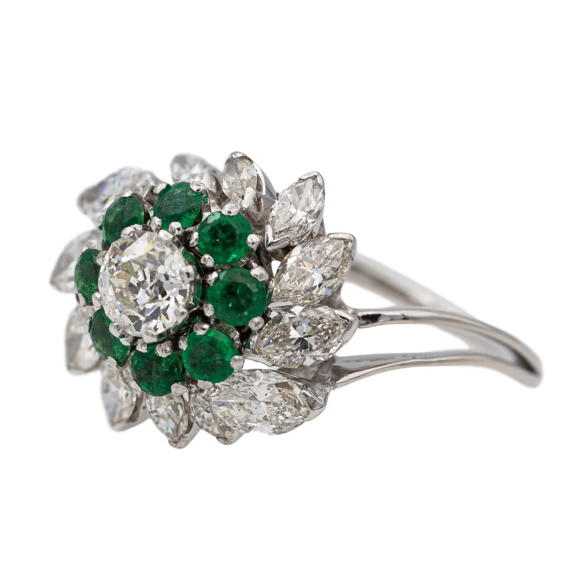 Bague Marguerite en or blanc, platine, émeraudes et diamants - Image 5