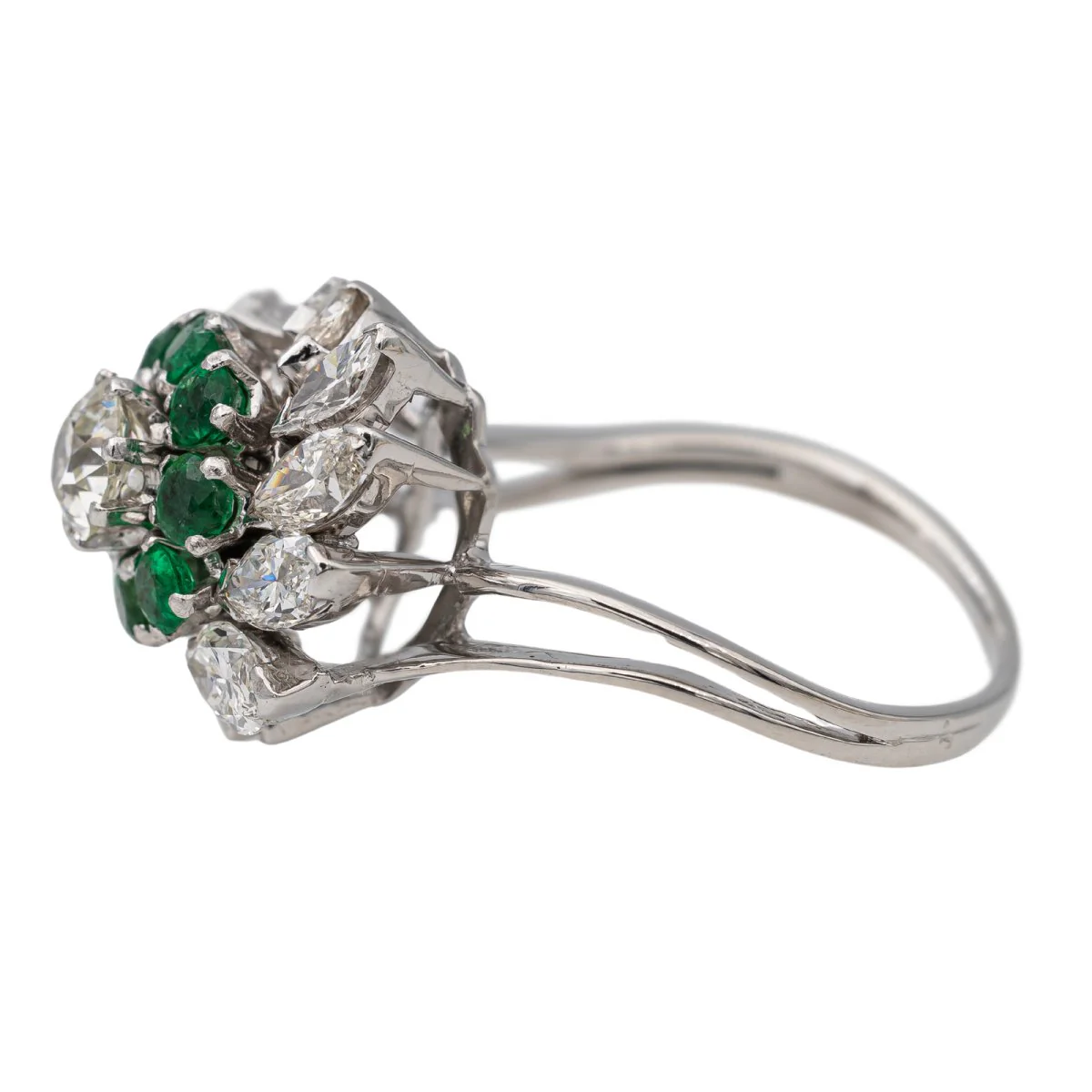 Bague Marguerite en or blanc, platine, émeraudes et diamants - Image 6