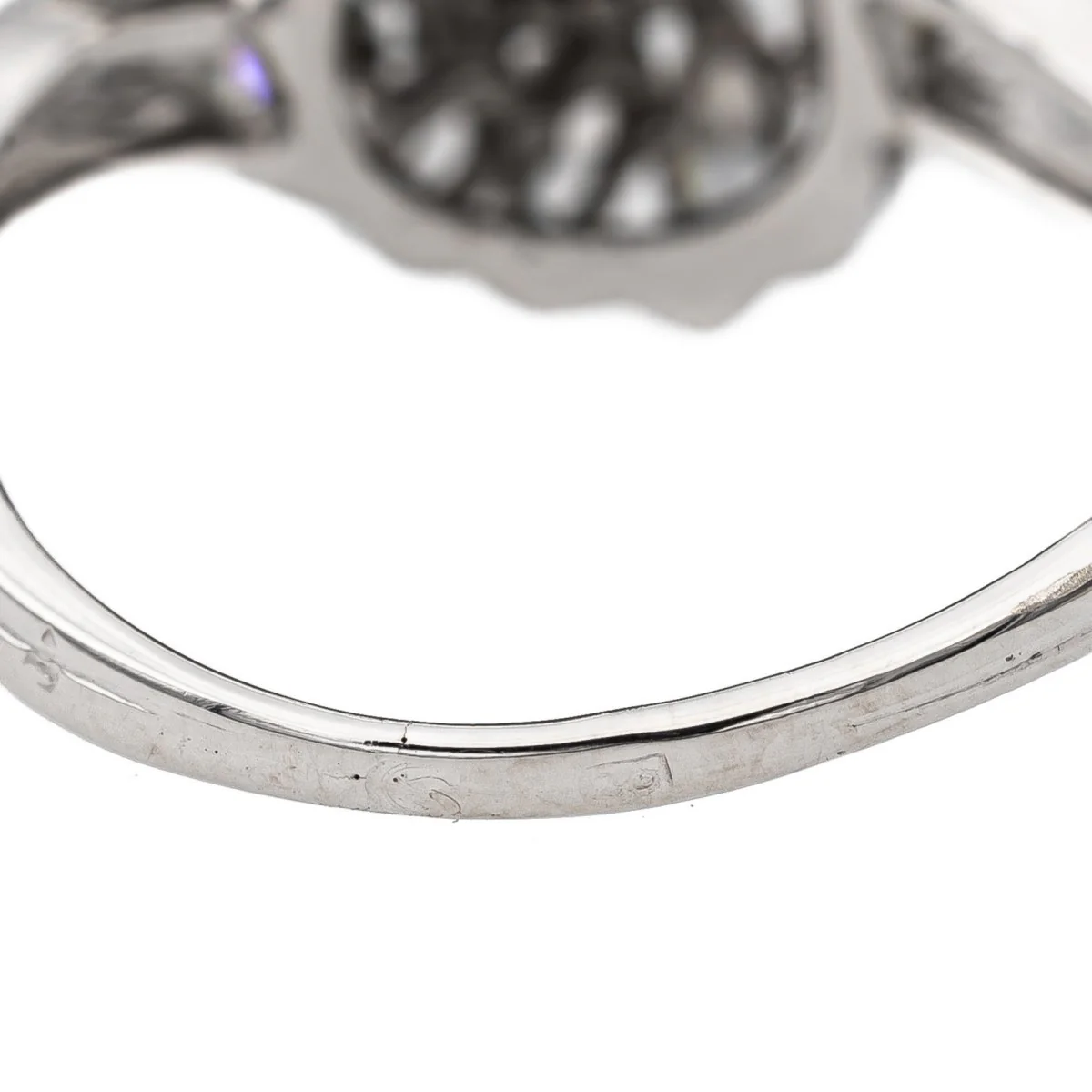 Bague Marguerite en or blanc, platine, émeraudes et diamants - Image 7
