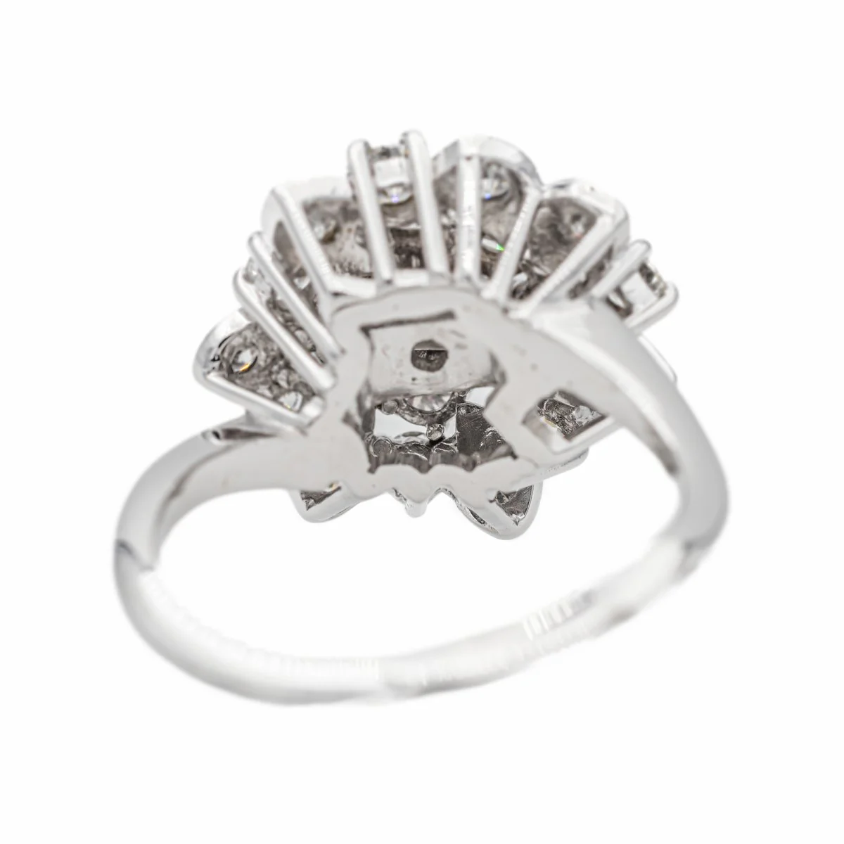 Bague Marguerite en or blanc et diamant - Image 5