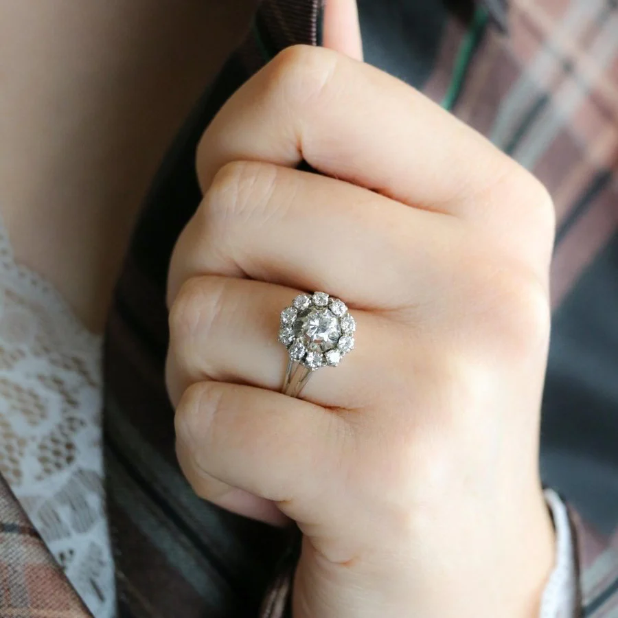 Bague Marguerite en or blanc et diamants - Image 2