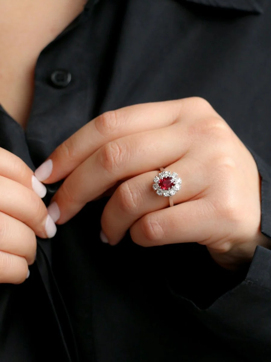 Bague Marguerite en or blanc, rubis et diamants - Image 11