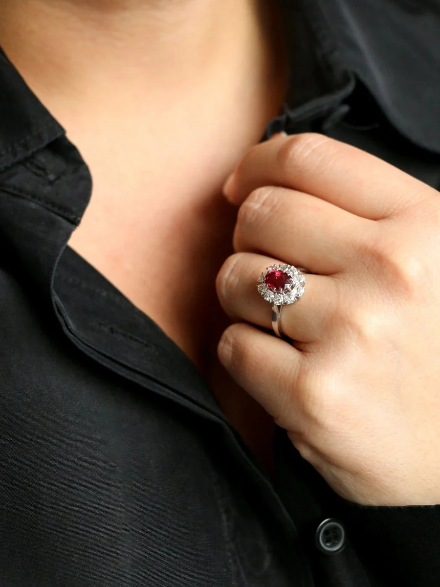 Bague Marguerite en or blanc, rubis et diamants - Image 12