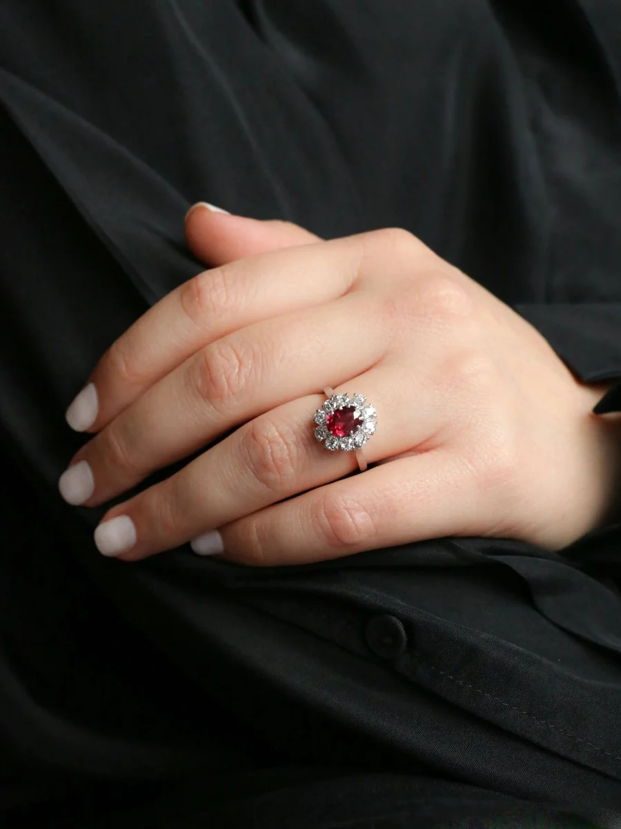 Bague Marguerite en or blanc, rubis et diamants - Image 13