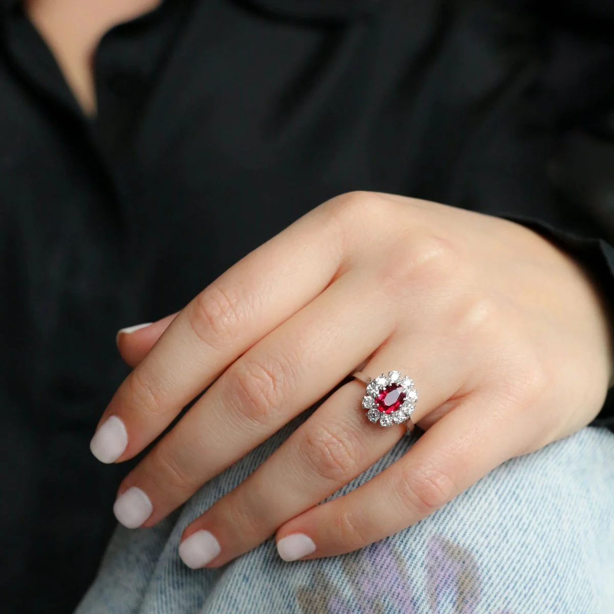 Bague Marguerite en or blanc, rubis et diamants - Image 2