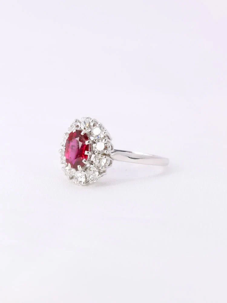 Bague Marguerite en or blanc, rubis et diamants - Image 4