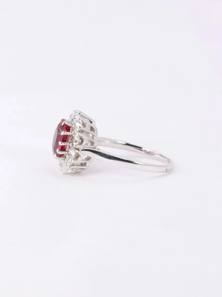 Bague Marguerite en or blanc, rubis et diamants - Image 5