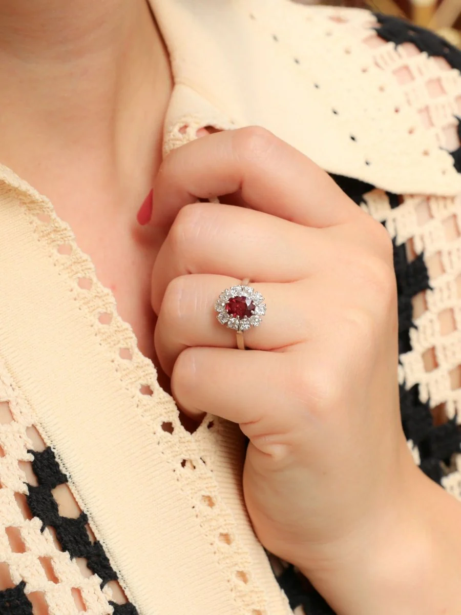 Bague Marguerite en or blanc, rubis et diamants - Image 9