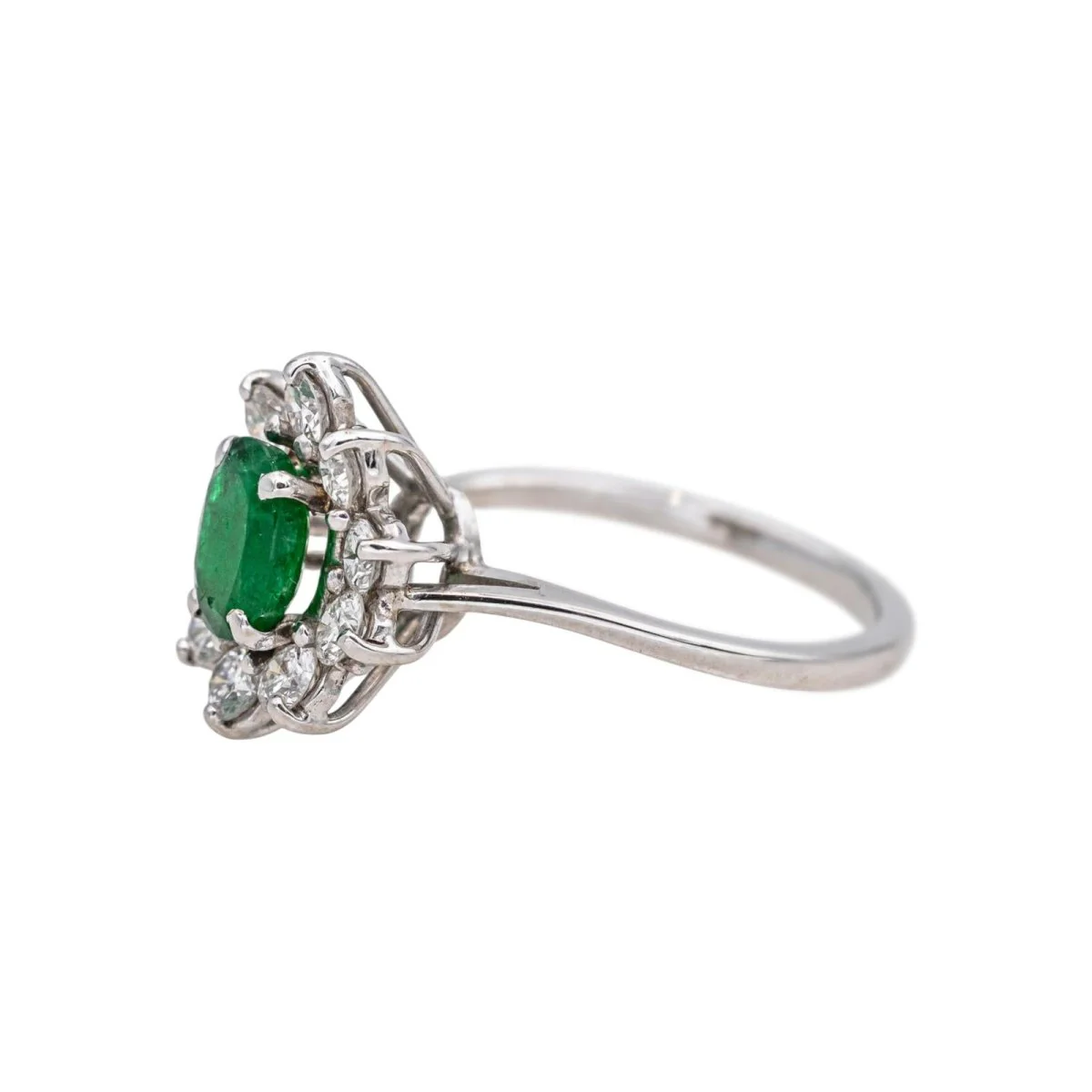 Bague Marguerite en or blanc, émeraude et diamants - Image 4