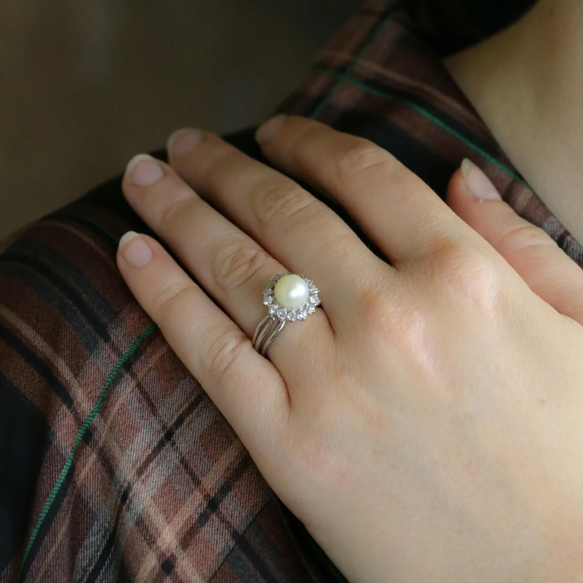 Bague Marguerite en or blanc, platine, perle, et diamants - Image 9