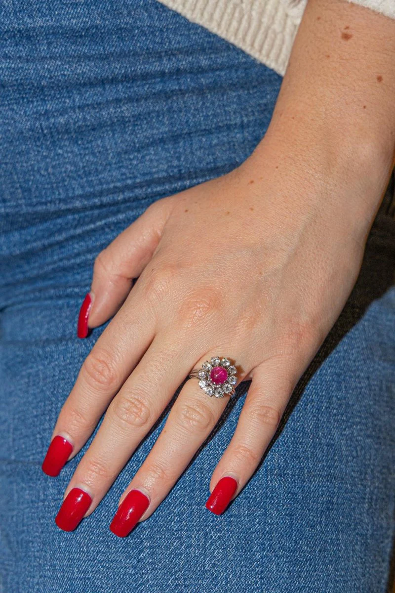 Bague Marguerite en or blanc, rubis et diamants - Image 2