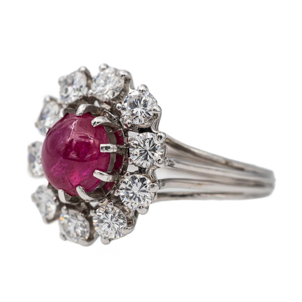 Bague Marguerite en or blanc, rubis et diamants - Image 3