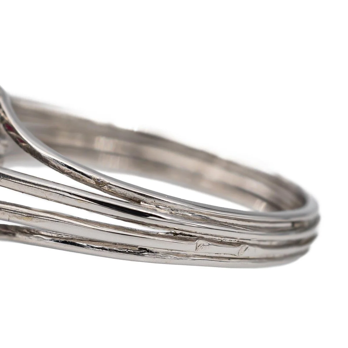 Bague Marguerite en or blanc, rubis et diamants - Image 6