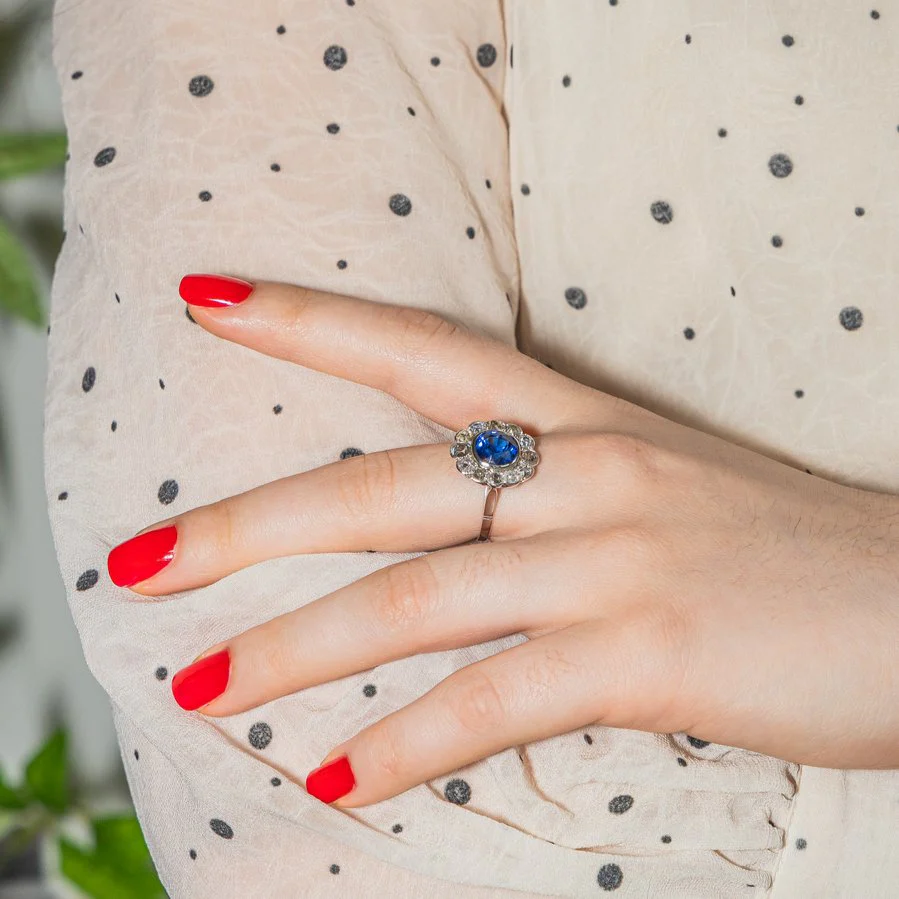 Bague Marguerite en or blanc, saphir et diamants - Image 2