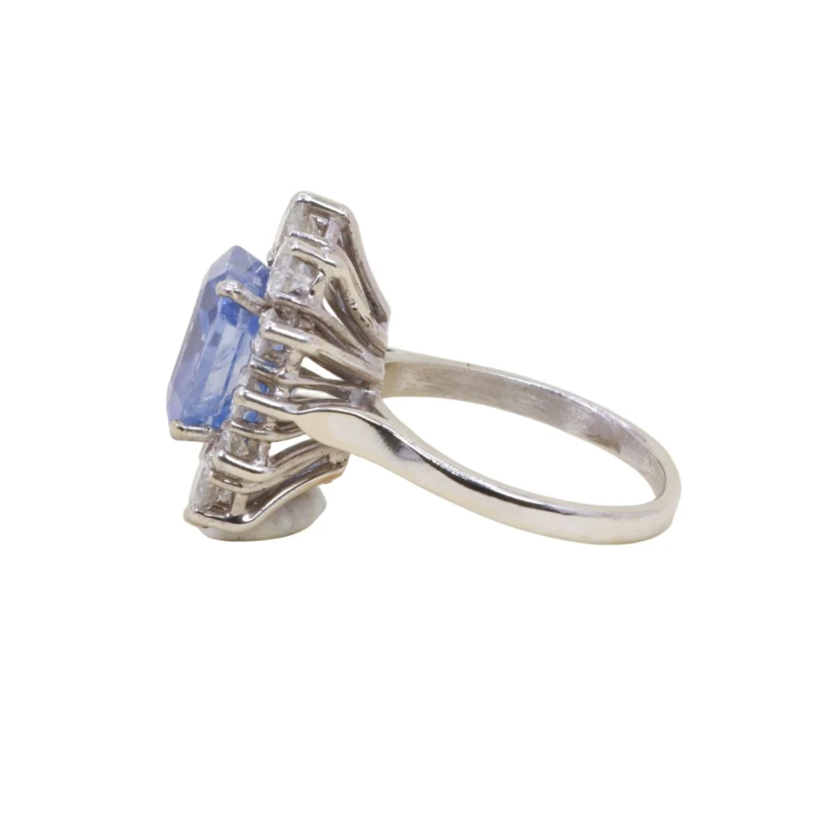 Bague Marguerite en or blanc, saphir et diamants - Image 4