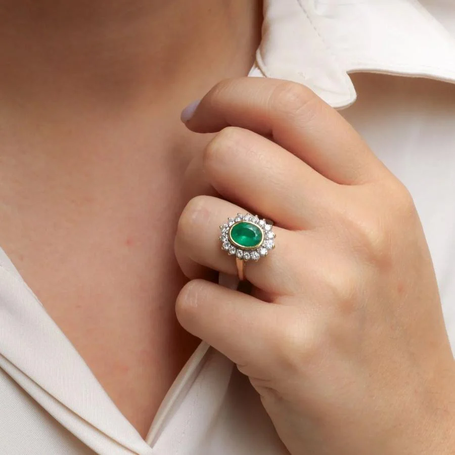 Bague Marguerite en or, émeraude et diamants - Image 2