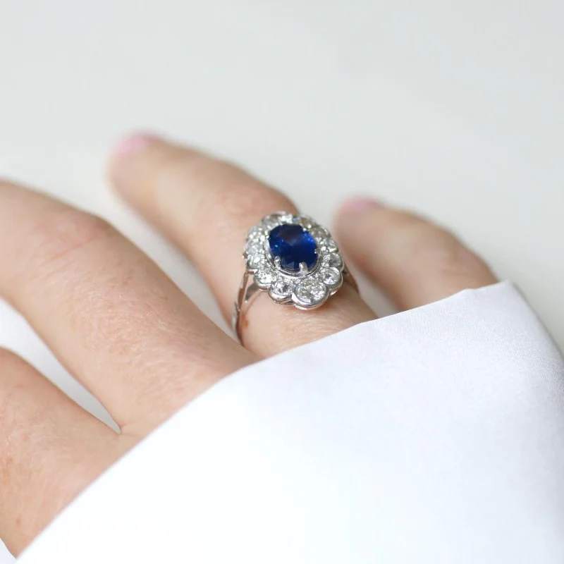 Bague Marguerite en or blanc, platine, saphir et diamants - Image 2