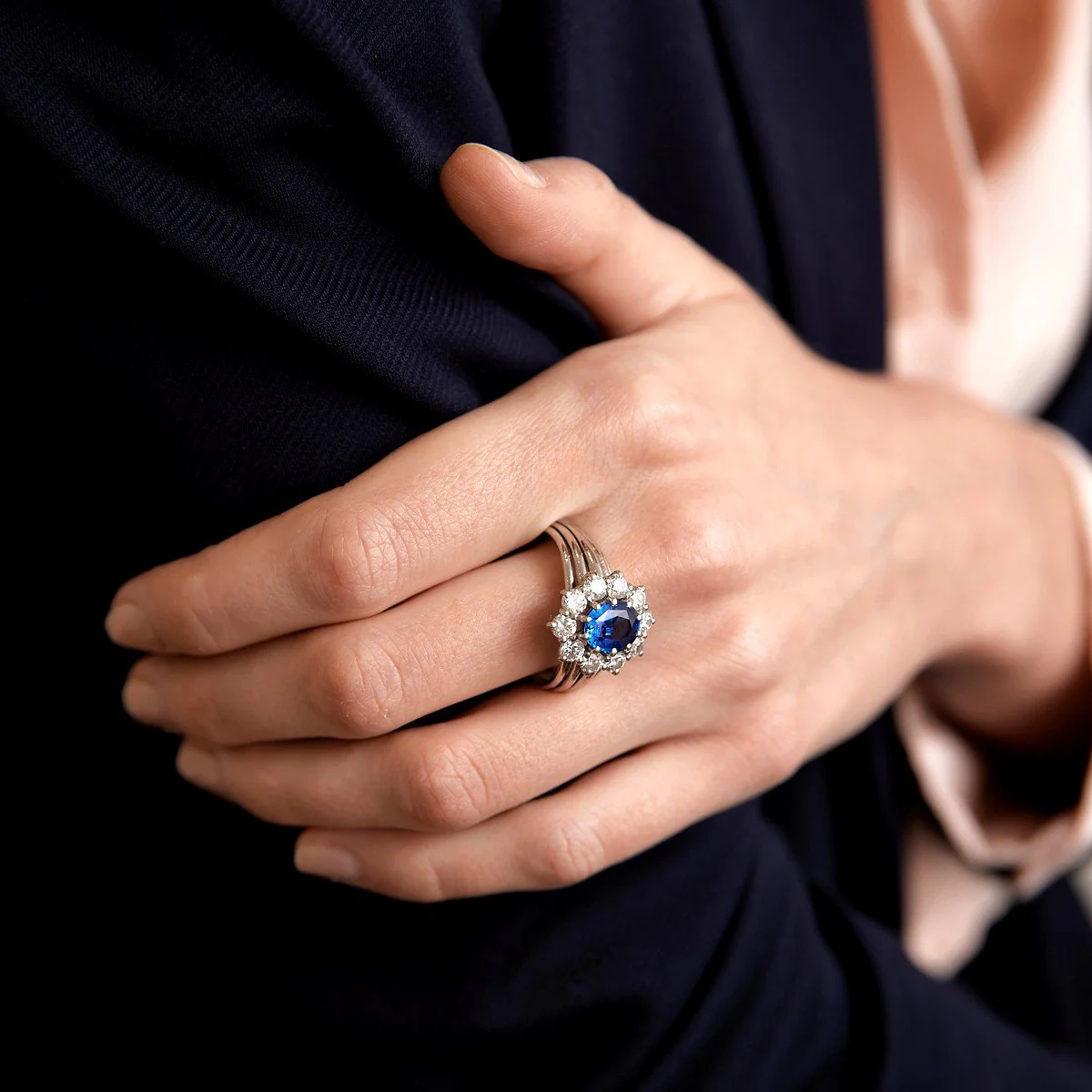 Bague Marguerite en platine, saphir et diamants - Image 2