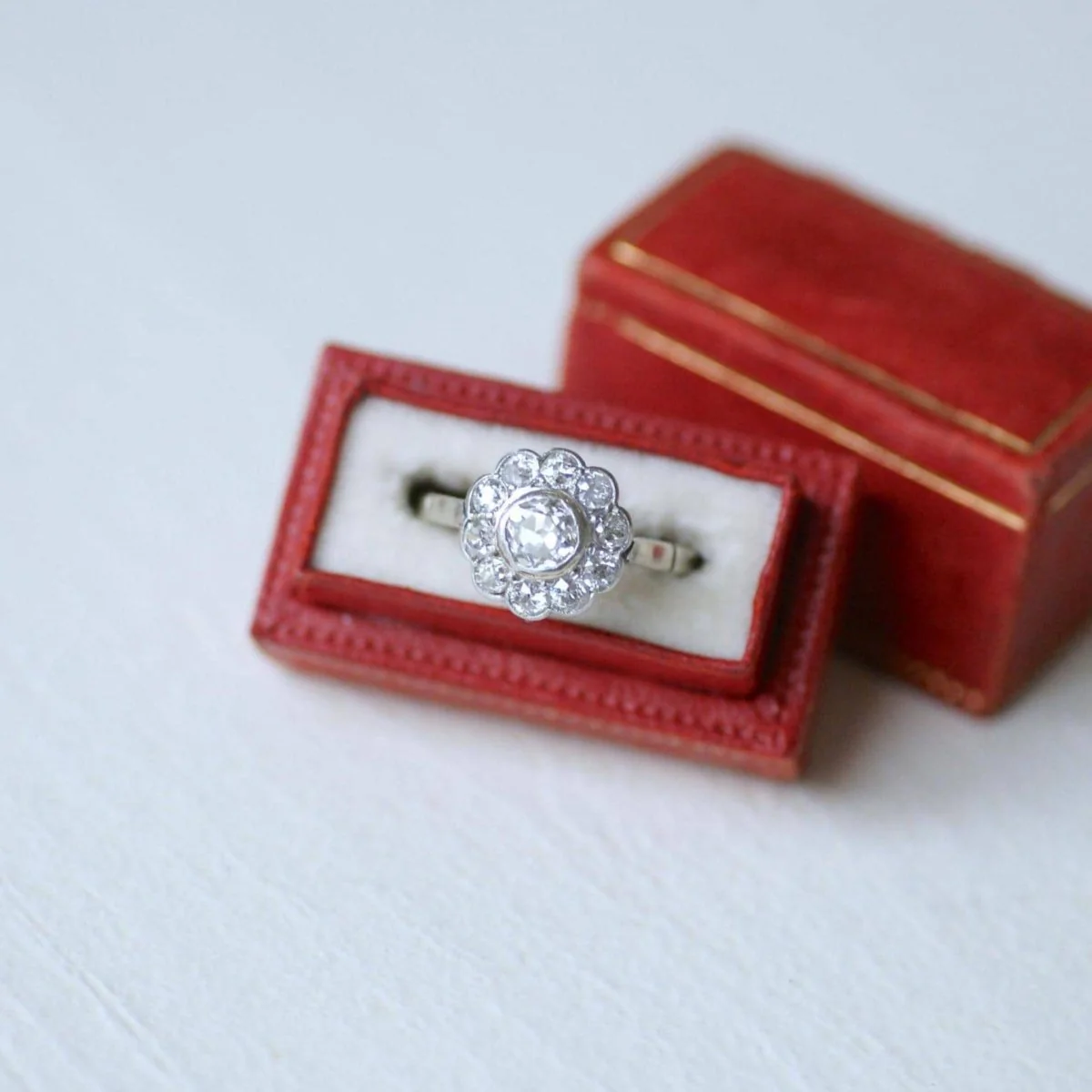 Bague Pompadour en or blanc, platine, et diamants - Image 10