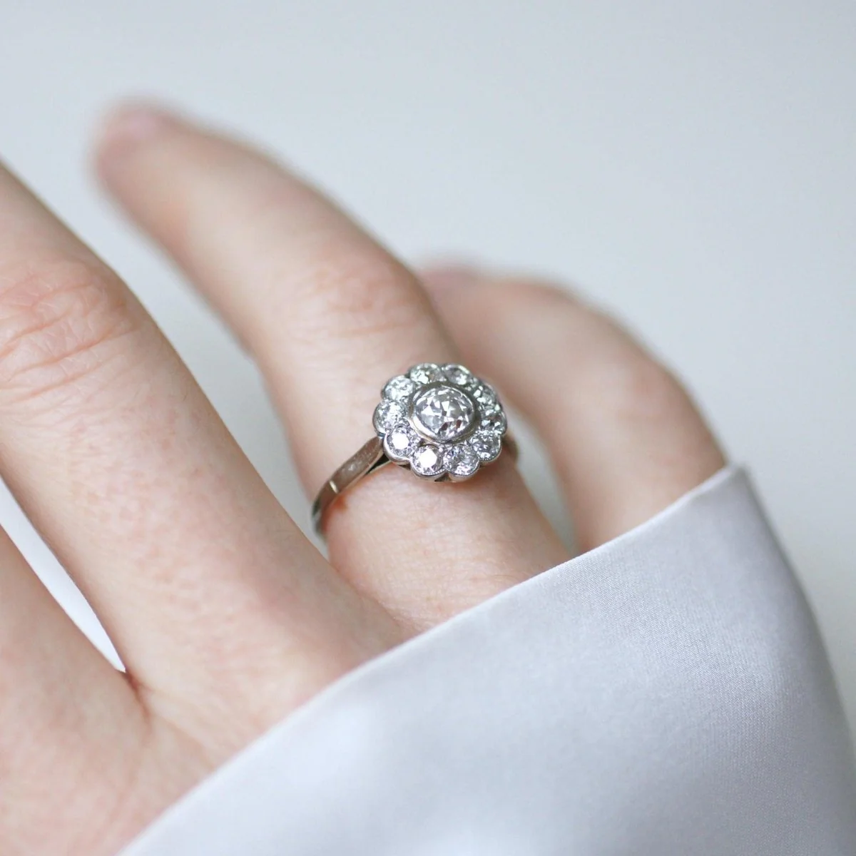 Bague Pompadour en or blanc, platine, et diamants - Image 2