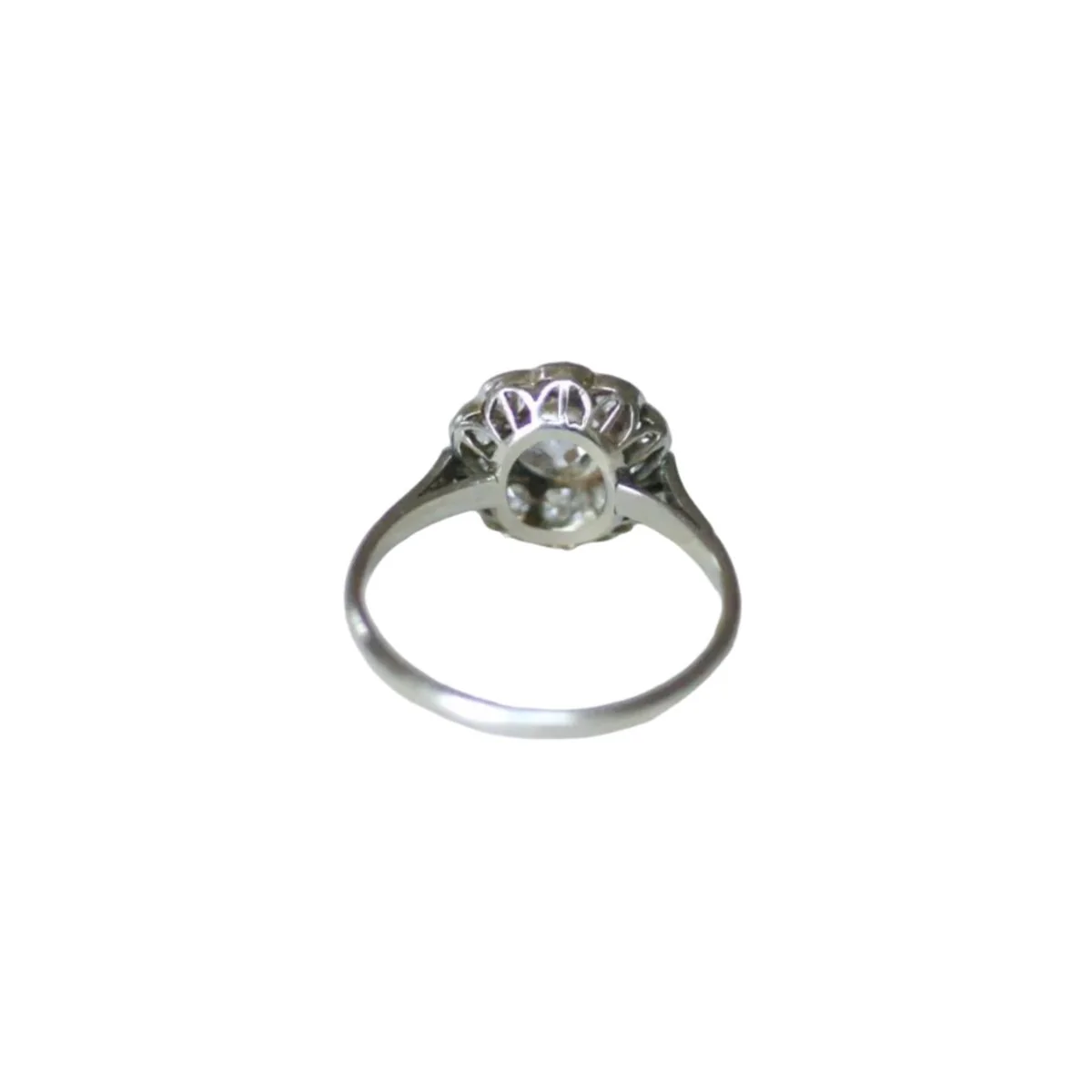 Bague Pompadour en or blanc, platine, et diamants - Image 4