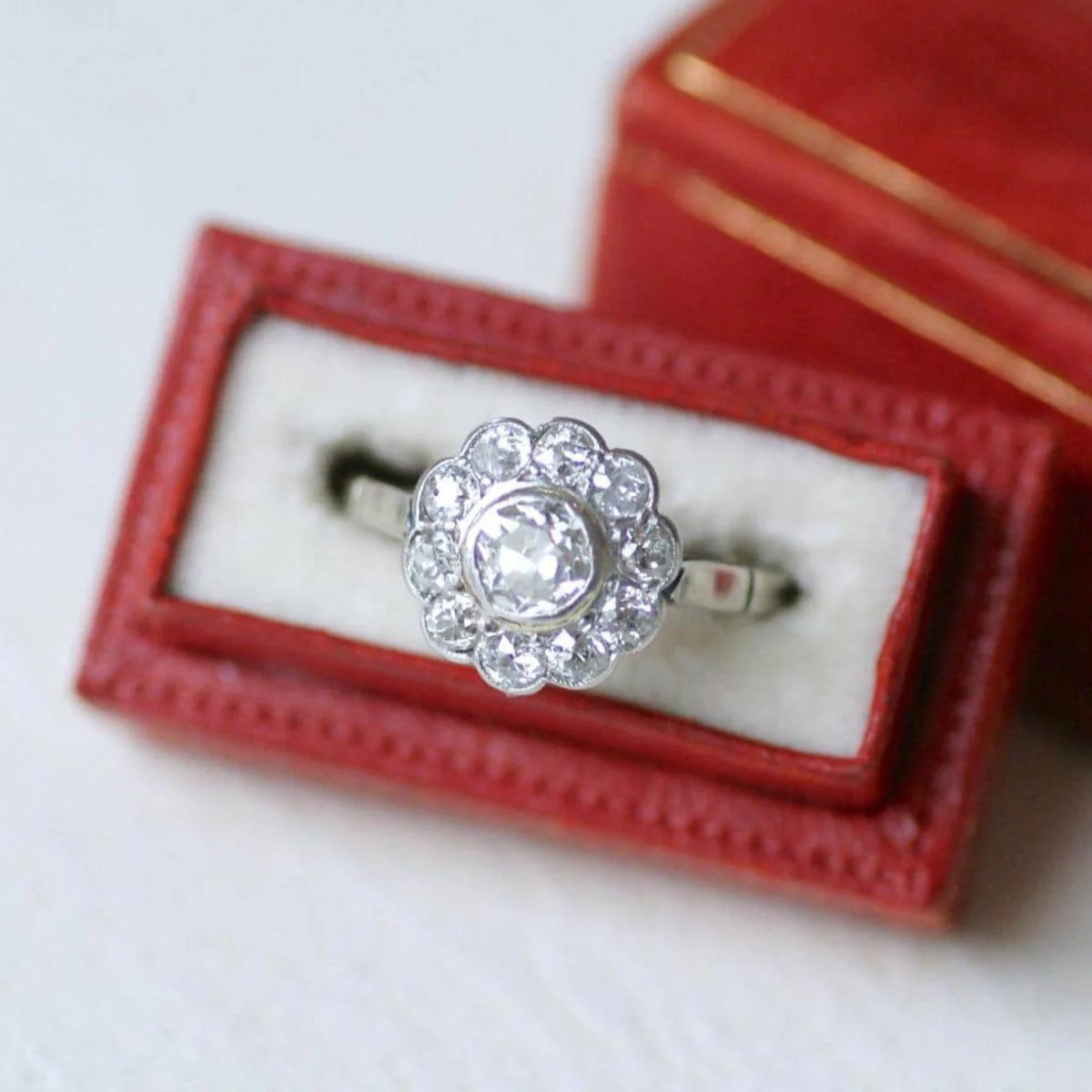 Bague Pompadour en or blanc, platine, et diamants - Image 6