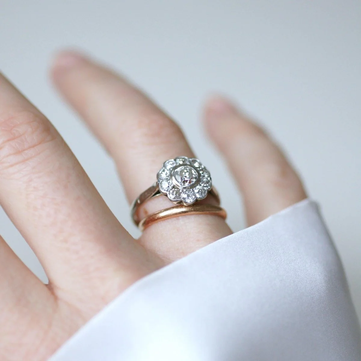 Bague Pompadour en or blanc, platine, et diamants - Image 7