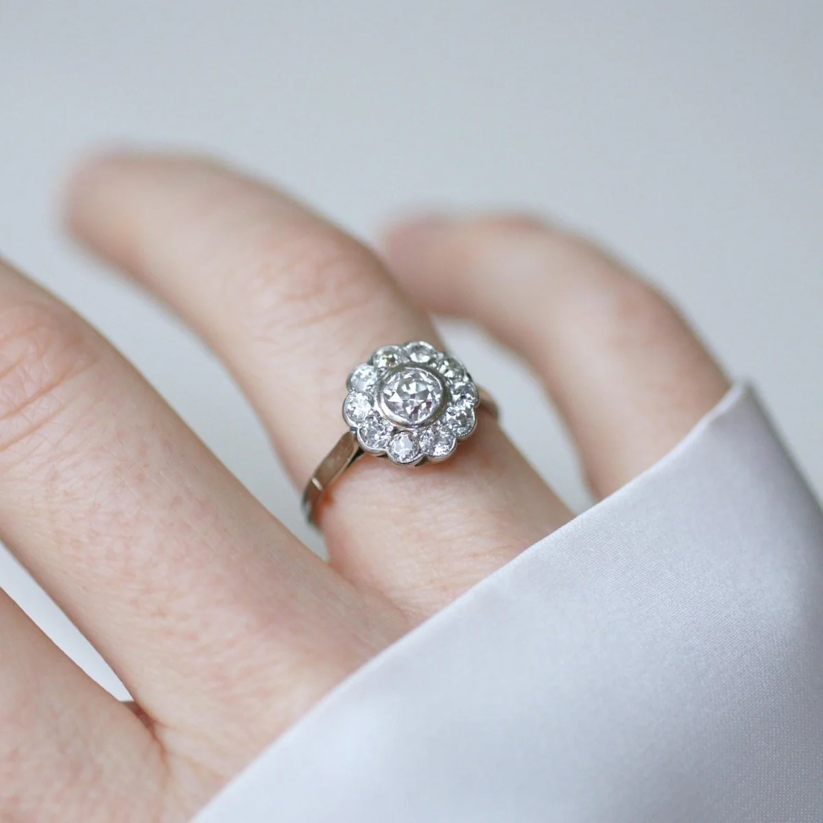 Bague Pompadour en or blanc, platine, et diamants - Image 8