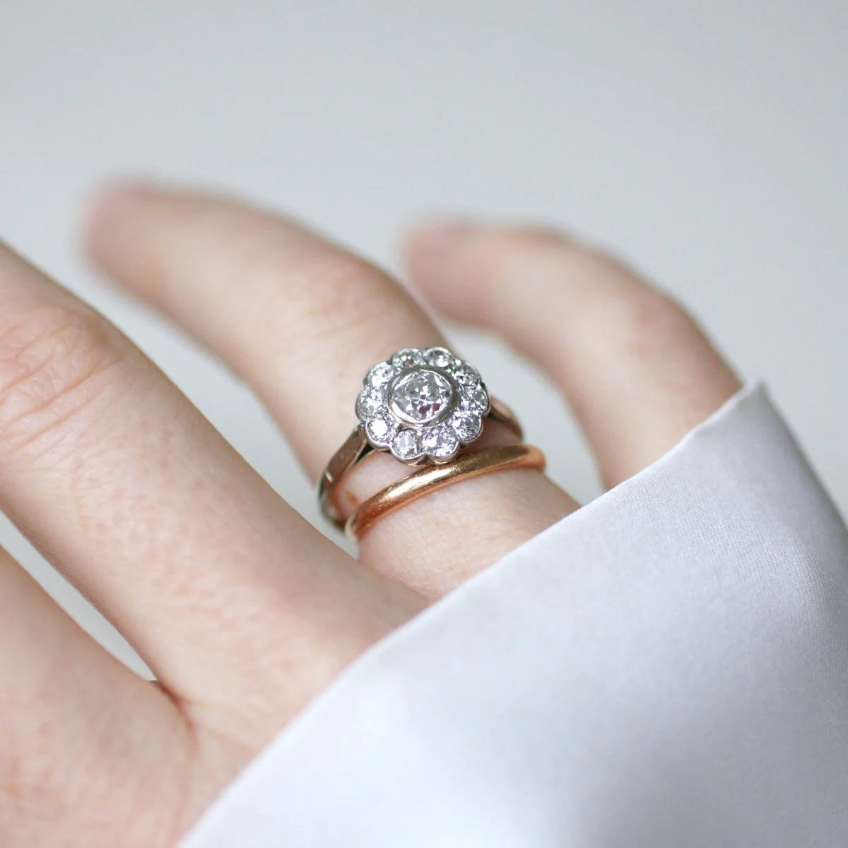 Bague Pompadour en or blanc, platine, et diamants - Image 9