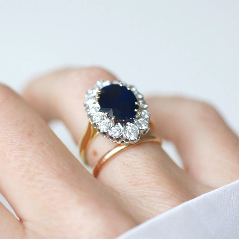 Bague Marguerite en or jaune, or blanc, saphir et diamants - Image 2