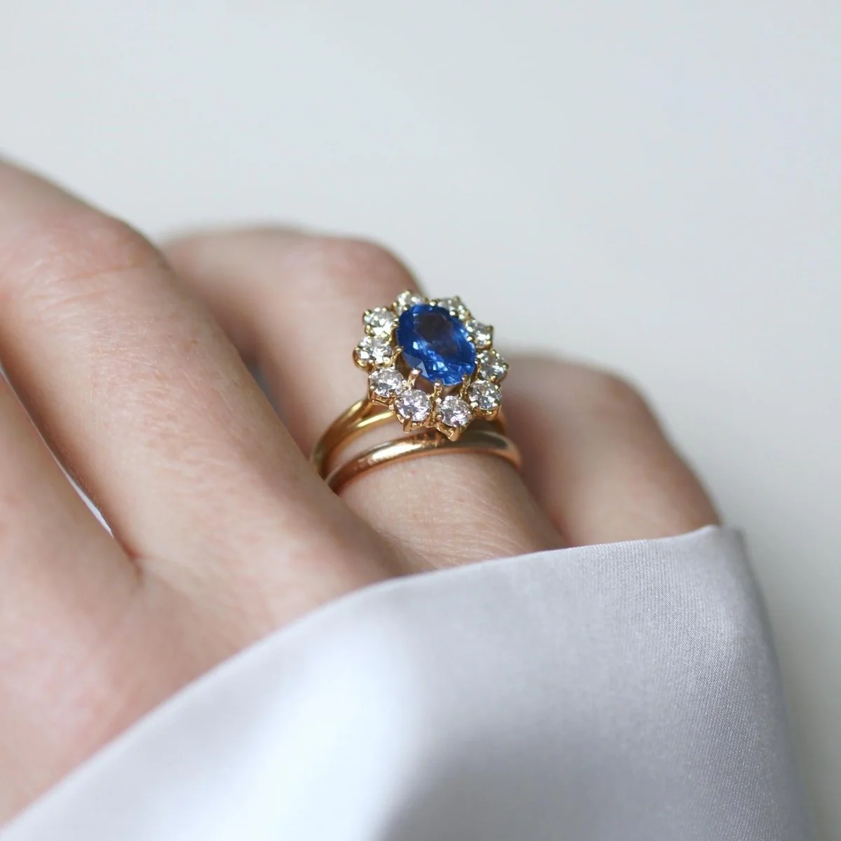 Bague Marguerite Saphir Ceylan 1.70 Cts et Diamants sur Or jaune - Image 10