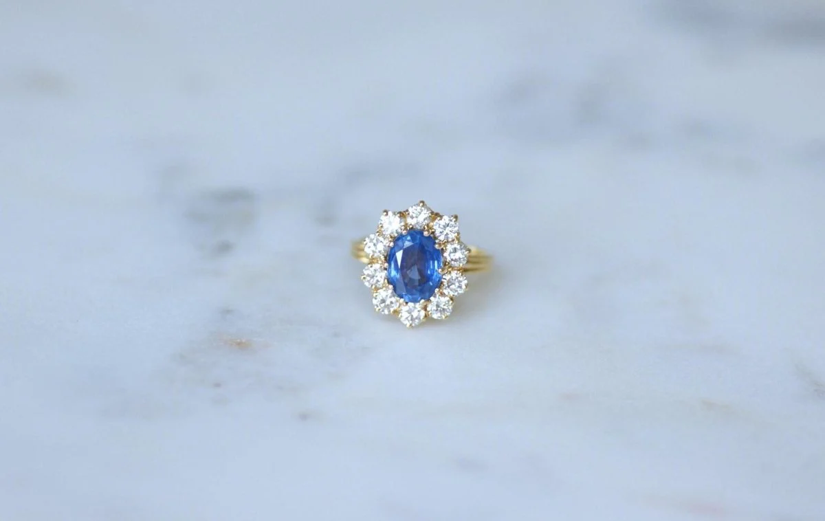 Bague Marguerite Saphir Ceylan 1.70 Cts et Diamants sur Or jaune - Image 2