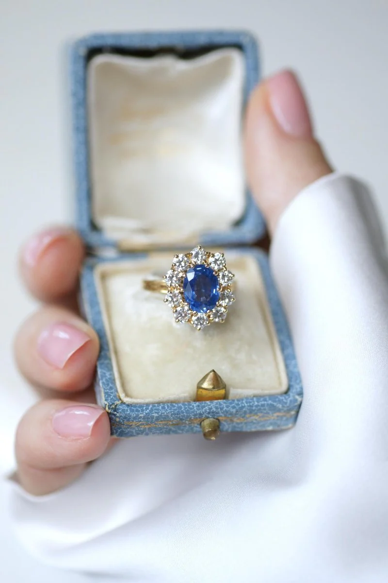 Bague Marguerite Saphir Ceylan 1.70 Cts et Diamants sur Or jaune - Image 6
