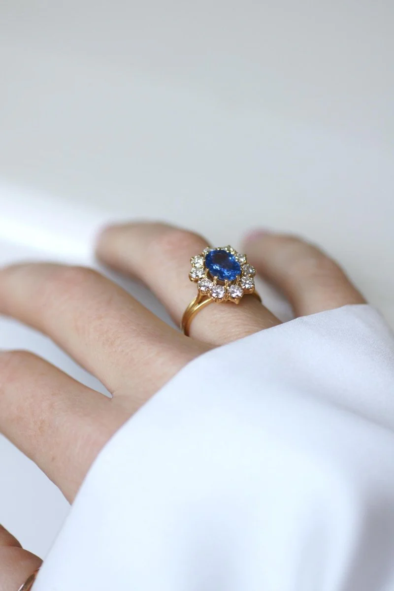 Bague Marguerite Saphir Ceylan 1.70 Cts et Diamants sur Or jaune - Image 8