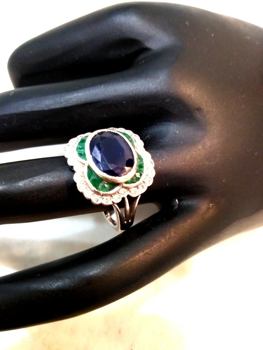 Bague Marguerite en or blanc, saphir, émeraudes diamants - Image 6