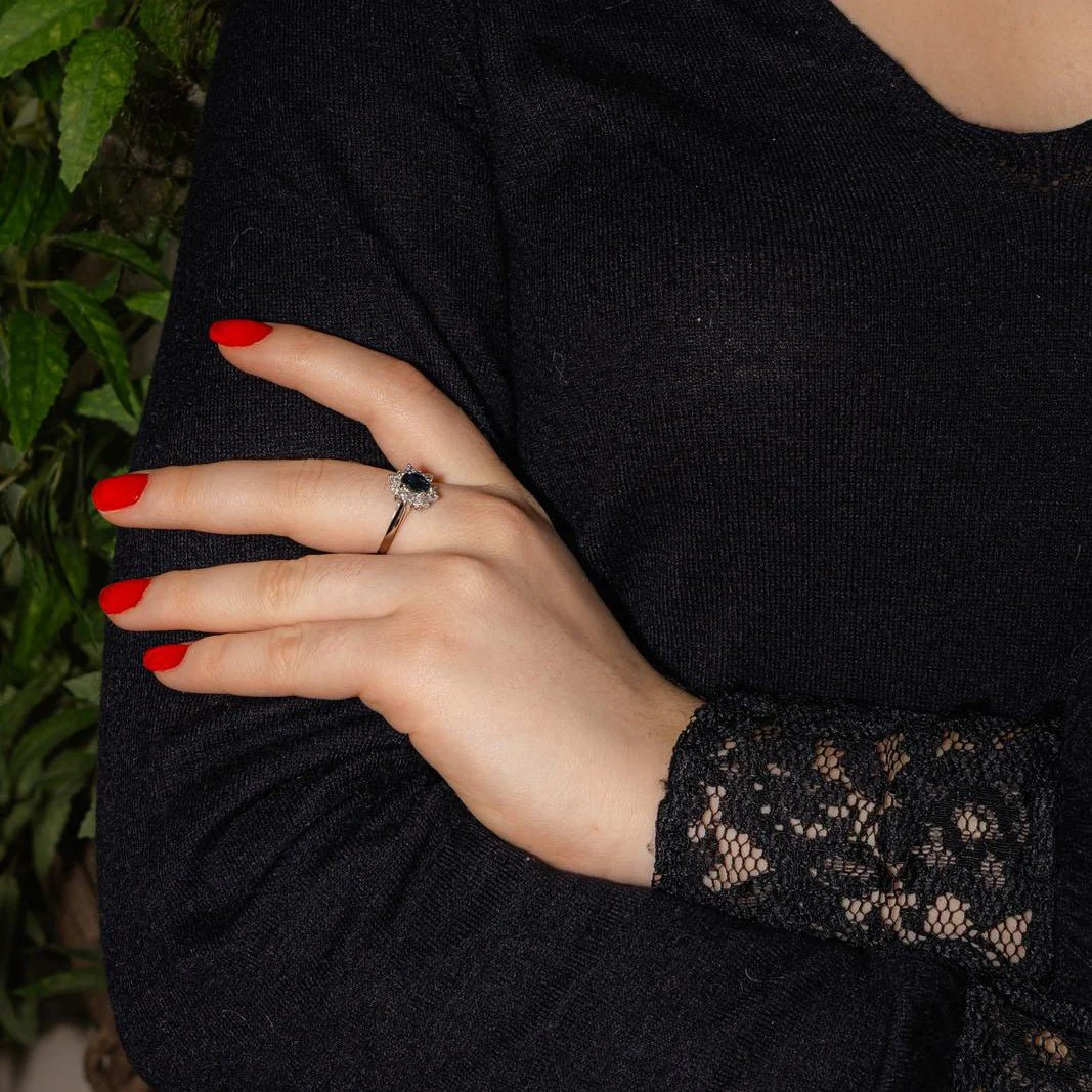 Bague Marguerite en or blanc, saphir et diamants - Image 2