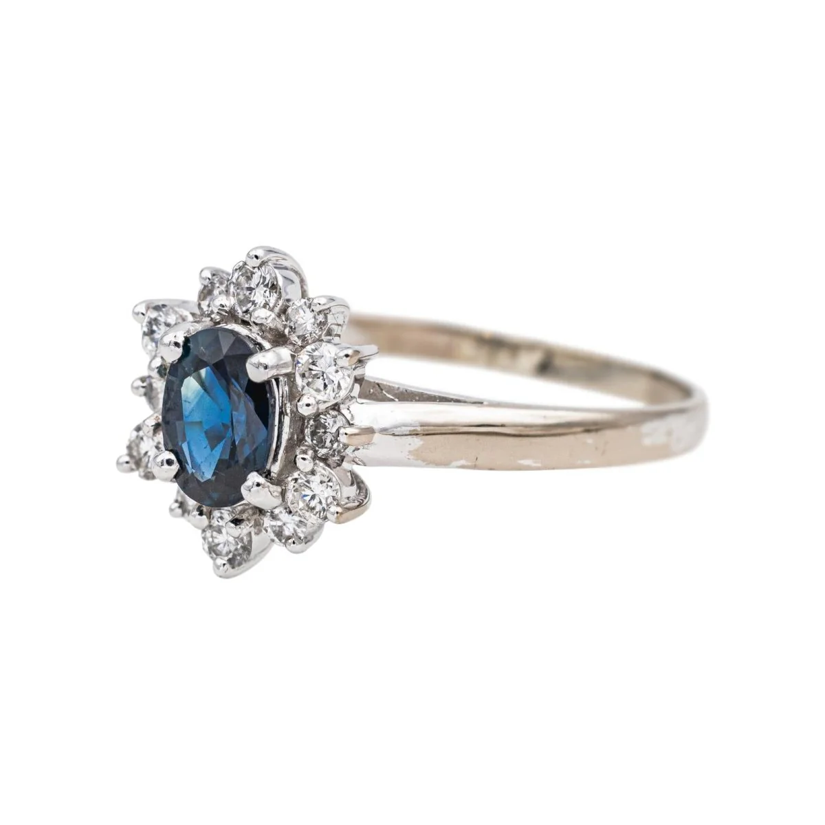 Bague Marguerite en or blanc, saphir et diamants - Image 3