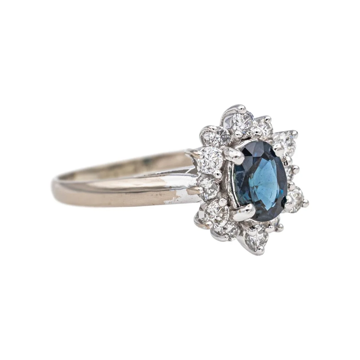 Bague Marguerite en or blanc, saphir et diamants - Image 6